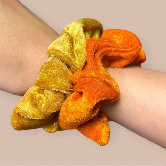 🆕 2/$20 Velvet Scrunchie Duo - Picture 1 of 3